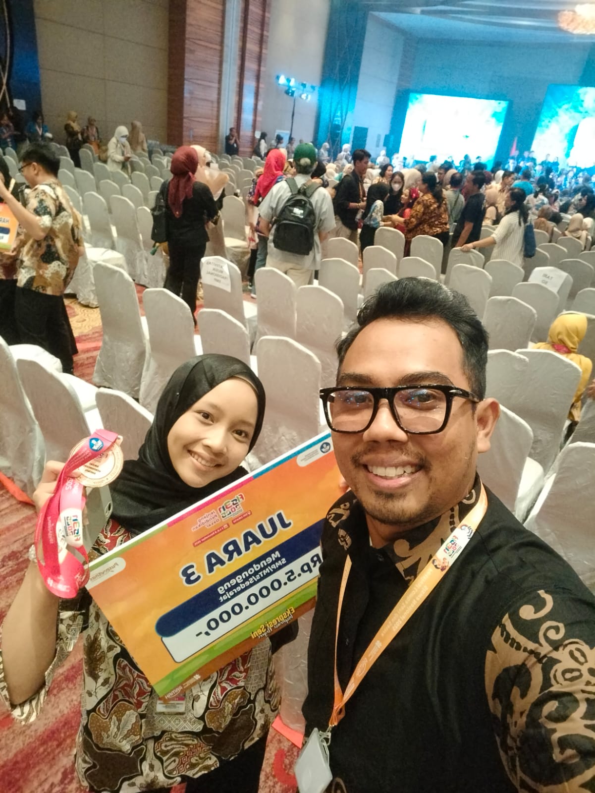 Foto Yumna memegang medali perunggu